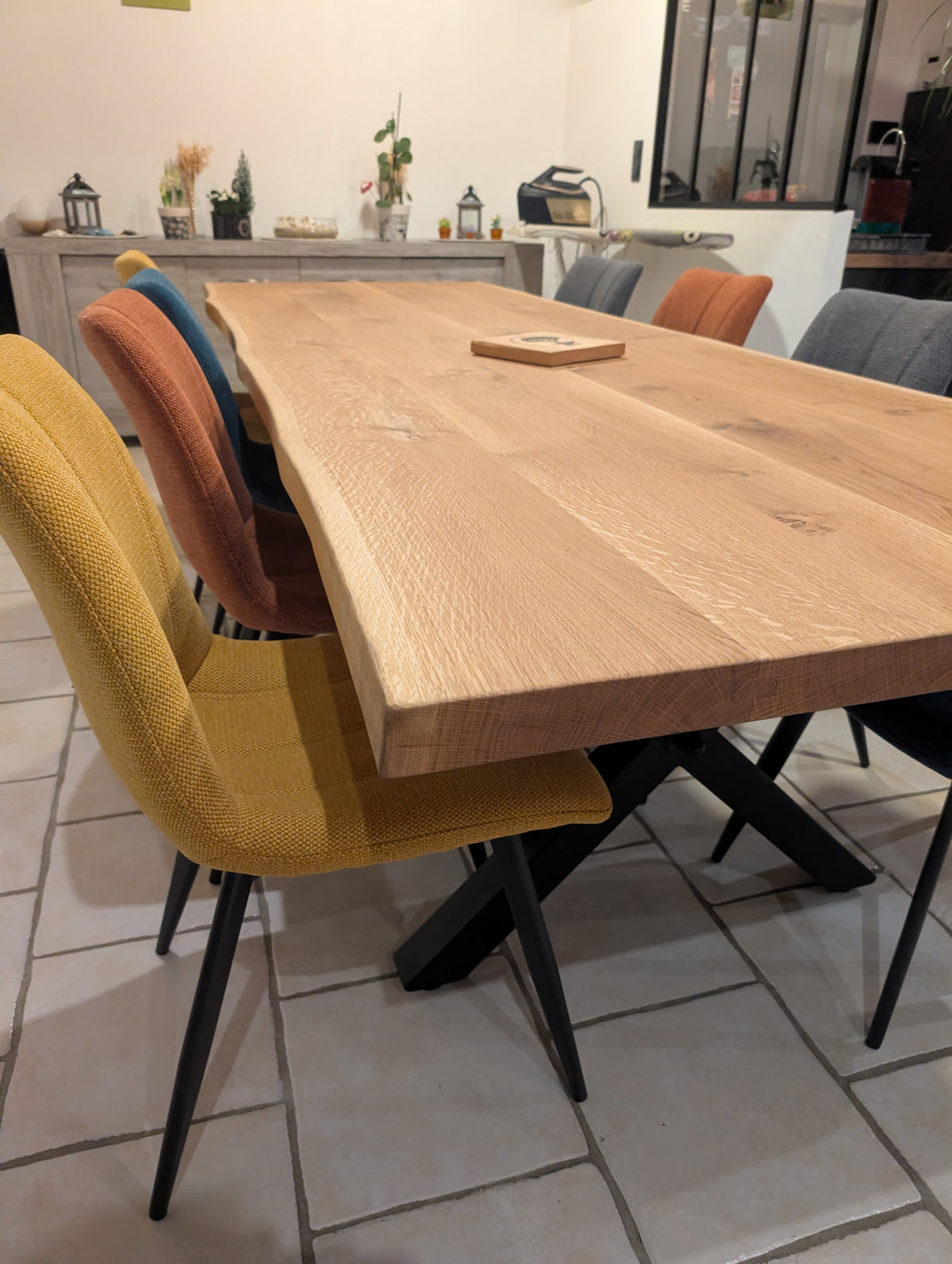 La table de votre maison, faite à la main.