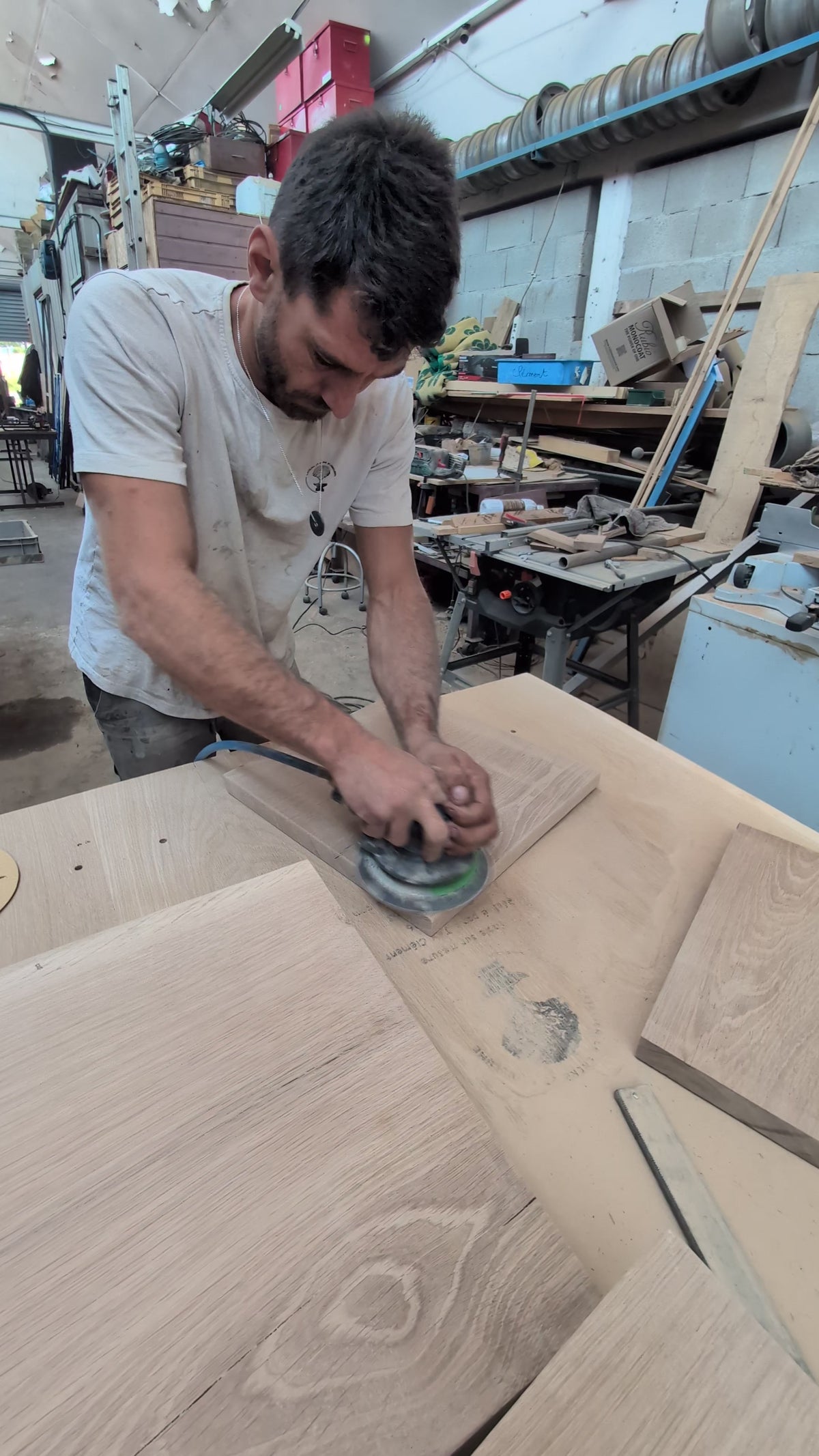 Clément, artisan bois et métal, au travail dans son atelier en Isère