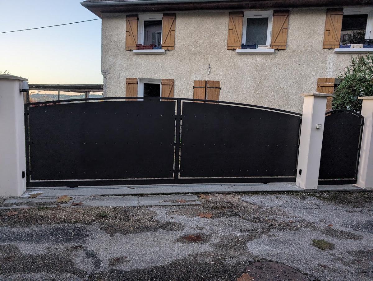 Portail coulissant et portillon en acier anthracite, fabriqués et posés par l'atelier le chêne et l'enclume en Nord-Isère