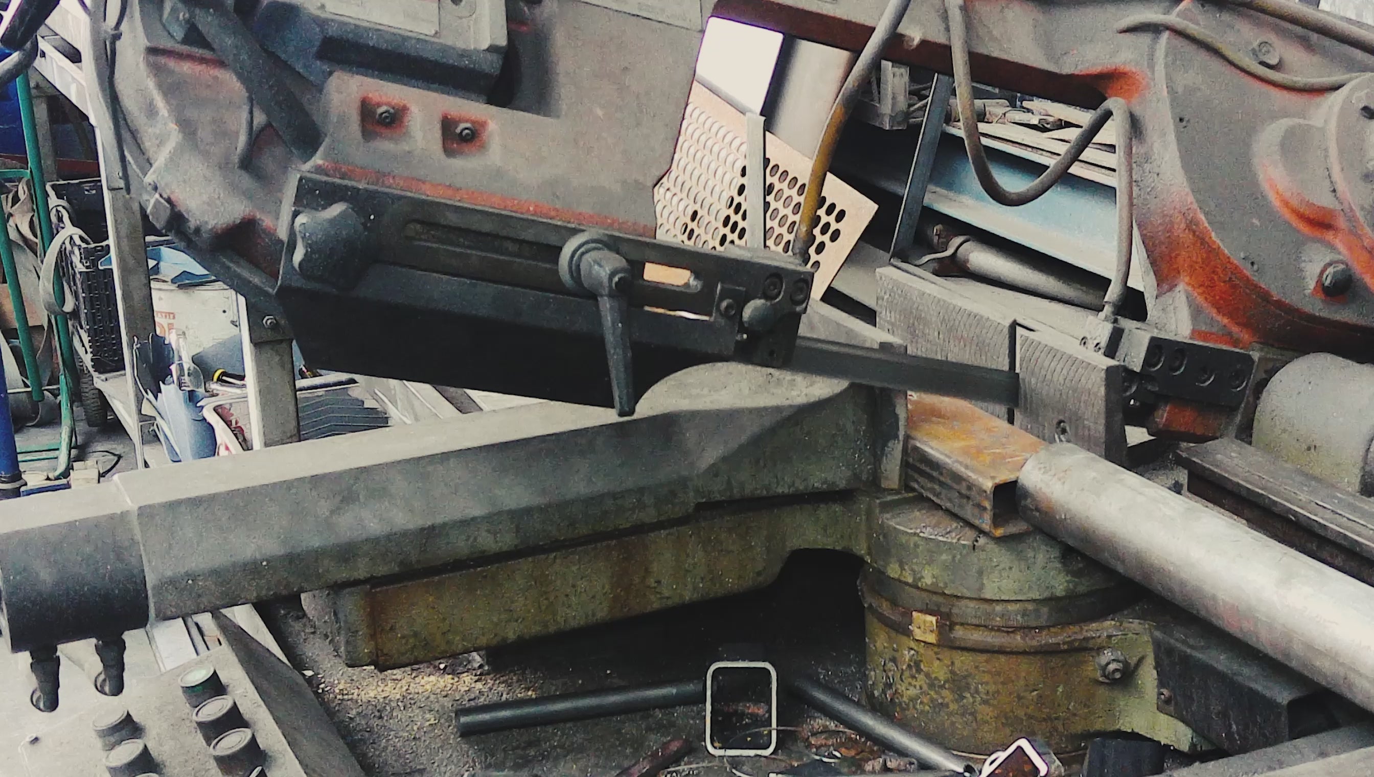 Charger la vidéo : Fabrication d&#39;un pot à crayon à partir de chutes de métal